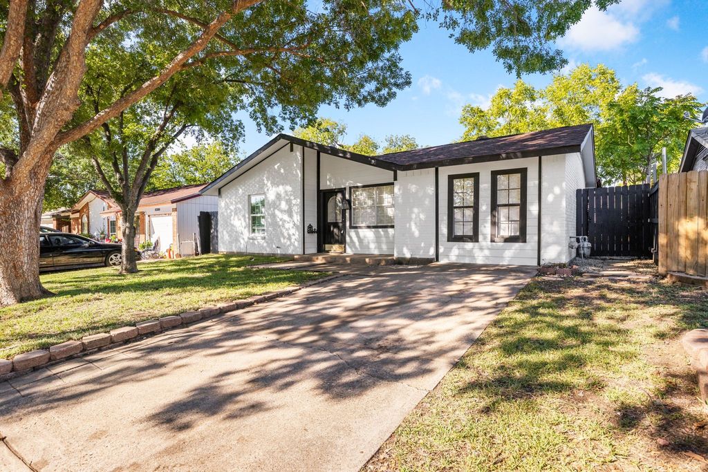 2441 Lakeshore Drive, Grand Prairie, TX 75051