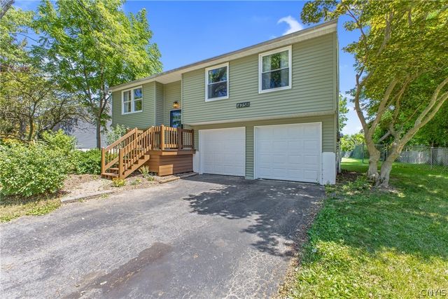 4258 Amblewood Lane, Clay, NY 13041
