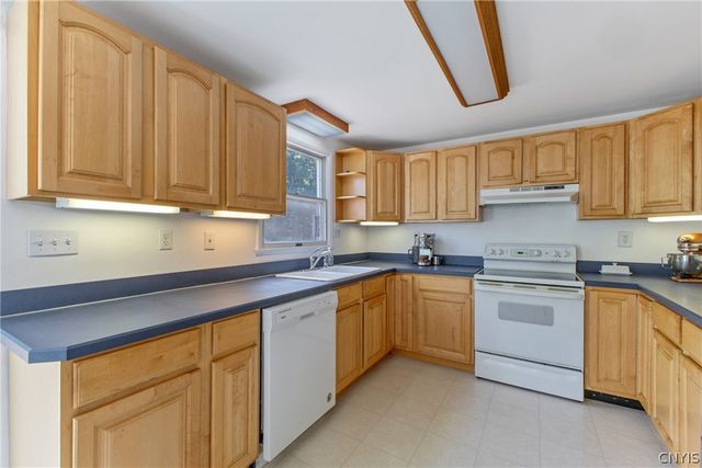 4258 Amblewood Lane, Clay, NY 13041