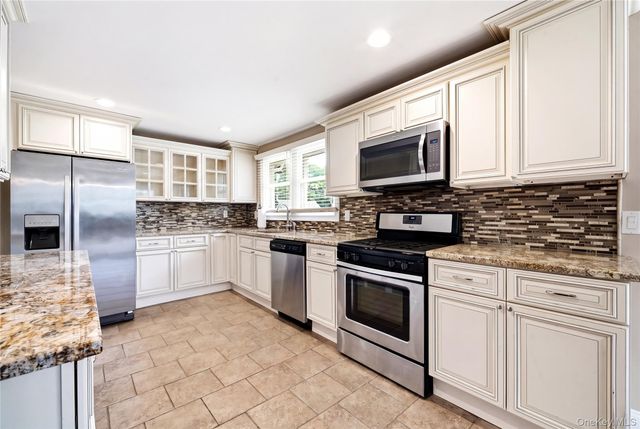 414 Potter Boulevard, Brightwaters, NY 11718