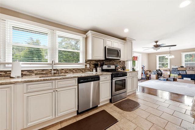 414 Potter Boulevard, Brightwaters, NY 11718