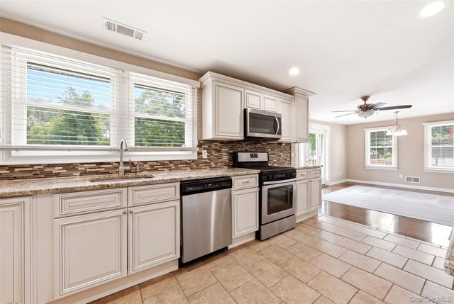 414 Potter Boulevard, Brightwaters, NY 11718