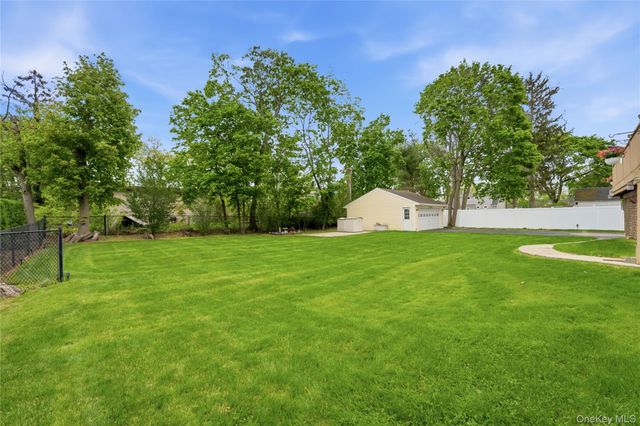 414 Potter Boulevard, Brightwaters, NY 11718
