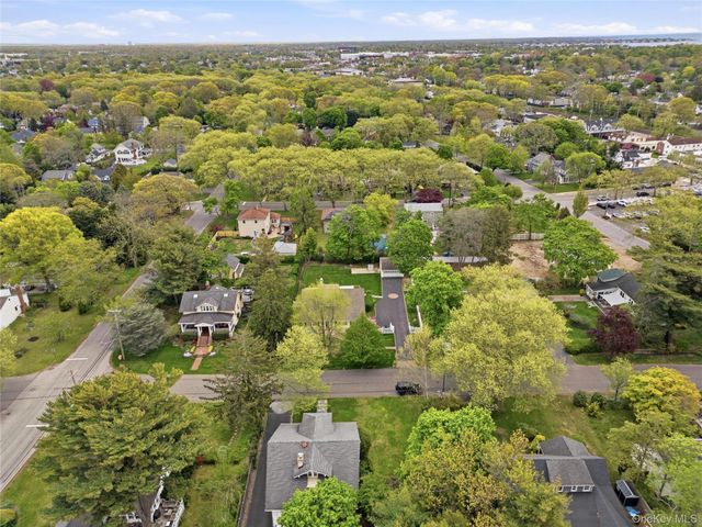 414 Potter Boulevard, Brightwaters, NY 11718