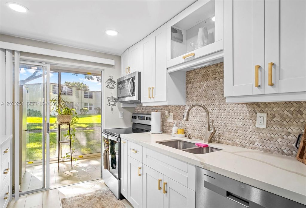 19 Abbey Lane 104, Delray Beach, FL 33446