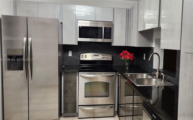 431 SE 3rd Street 402, Dania Beach, FL 33004