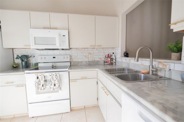 32 SILVER OAK CIRCLE, Kissimmee, FL 34743