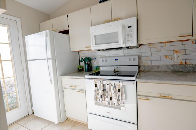 32 SILVER OAK CIRCLE, Kissimmee, FL 34743