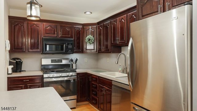 614 Fairway Rd, Linden City, NJ 07036