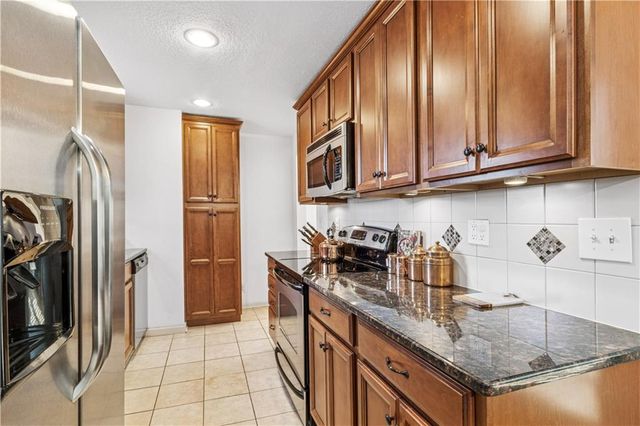 2910 W 73rd Terrace, Prairie Village, KS 66208