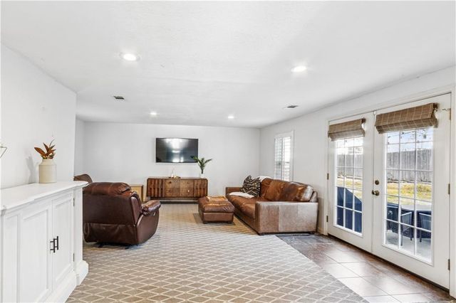 2910 W 73rd Terrace, Prairie Village, KS 66208