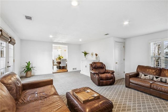 2910 W 73rd Terrace, Prairie Village, KS 66208