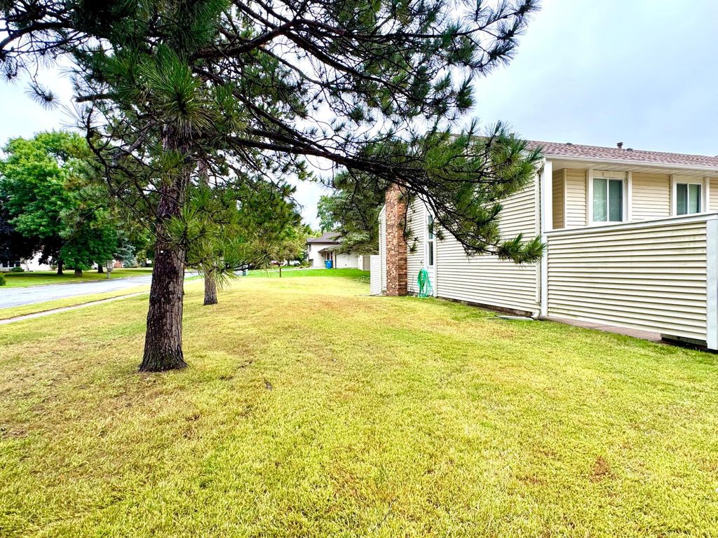 10498 Yorktown Lane N, Maple Grove, MN 55369 — photo 2