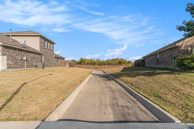 8824 Prairie Dawn Drive, Fort Worth, TX 76131