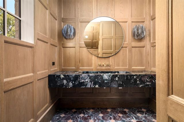 521 Trails End Street, Houston, TX 77024