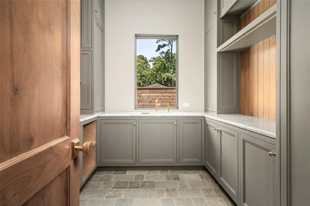 521 Trails End Street, Houston, TX 77024