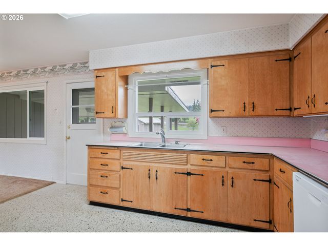 933 S NEVADA Dr, Longview, WA 98632