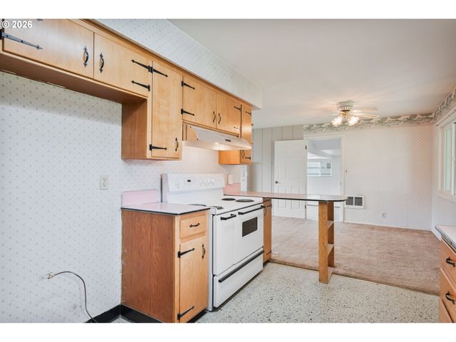 933 S NEVADA Dr, Longview, WA 98632