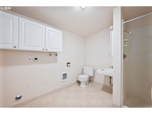933 S NEVADA Dr, Longview, WA 98632