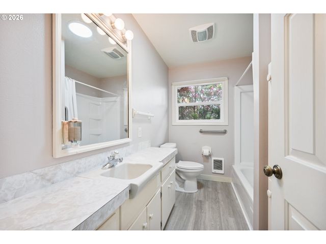 933 S NEVADA Dr, Longview, WA 98632