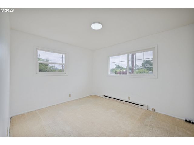 933 S NEVADA Dr, Longview, WA 98632