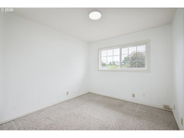 933 S NEVADA Dr, Longview, WA 98632