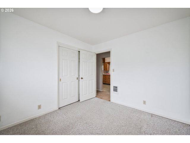 933 S NEVADA Dr, Longview, WA 98632