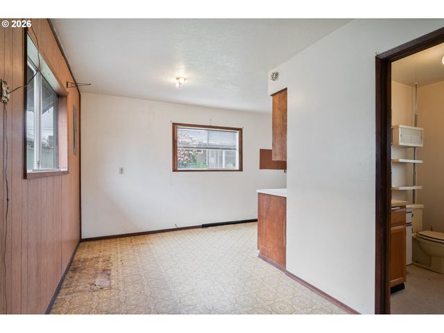 933 S NEVADA Dr, Longview, WA 98632