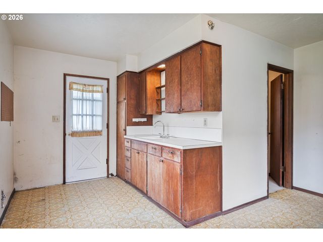 933 S NEVADA Dr, Longview, WA 98632