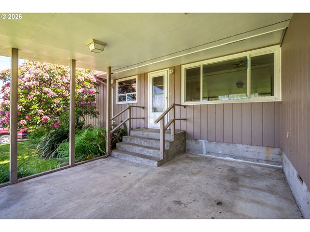 933 S NEVADA Dr, Longview, WA 98632