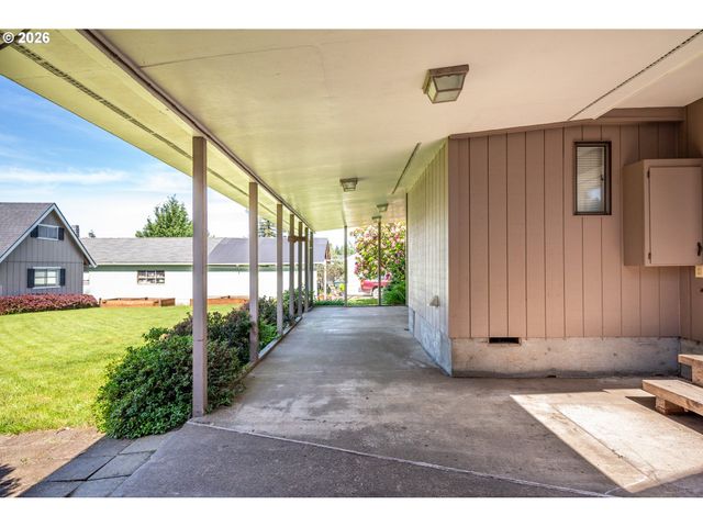 933 S NEVADA Dr, Longview, WA 98632