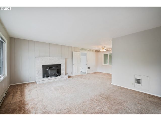 933 S NEVADA Dr, Longview, WA 98632
