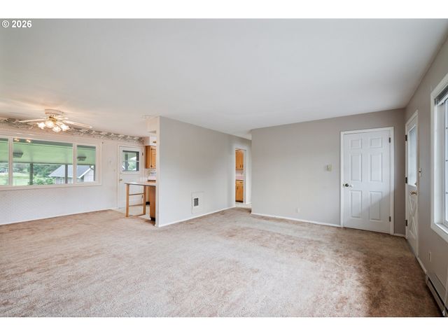 933 S NEVADA Dr, Longview, WA 98632