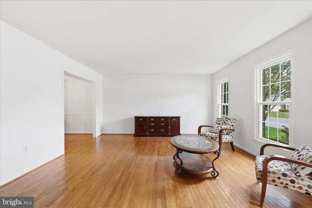 5245 GLEN MEADOW RD, Centreville, VA 20120
