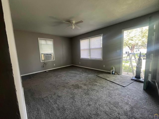 901 SE Pinecrest DR, Topeka, KS 66605