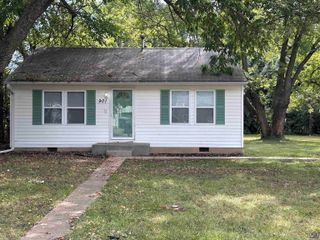 901 SE Pinecrest DR, Topeka, KS 66605