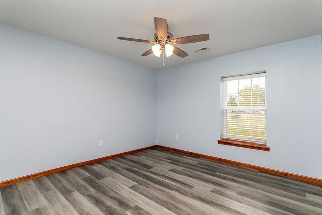 104 MARGARITA CT, Centralia, MO 65240