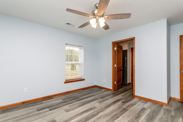 104 MARGARITA CT, Centralia, MO 65240