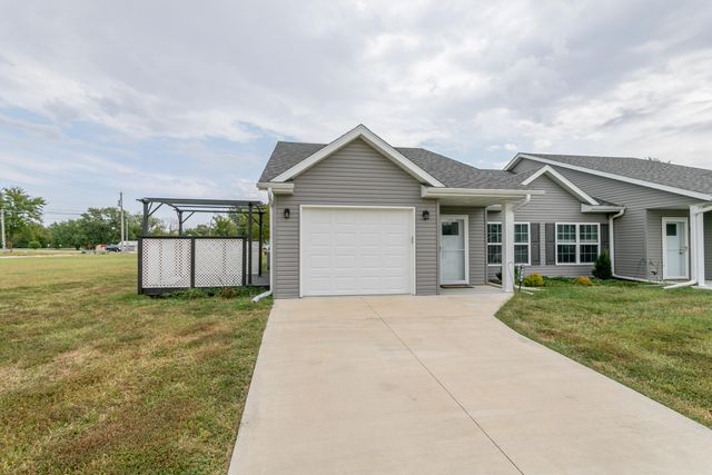 104 MARGARITA CT, Centralia, MO 65240