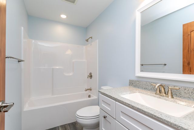 104 MARGARITA CT, Centralia, MO 65240