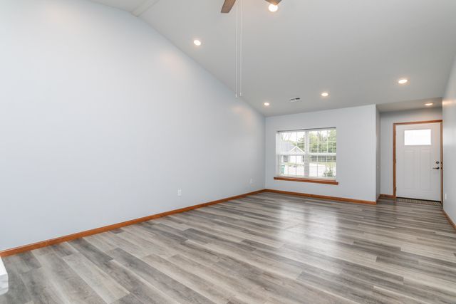 104 MARGARITA CT, Centralia, MO 65240