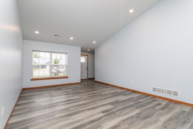 104 MARGARITA CT, Centralia, MO 65240