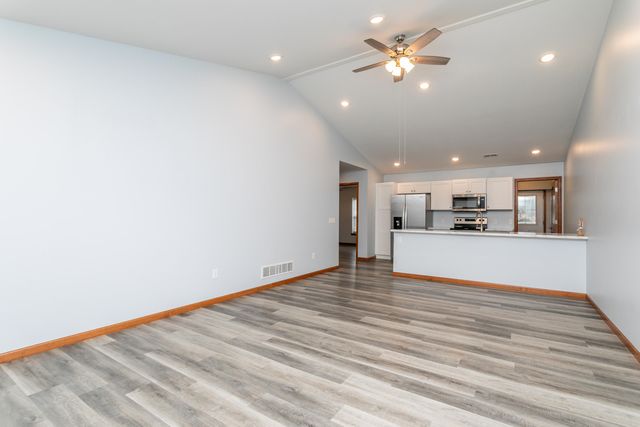 104 MARGARITA CT, Centralia, MO 65240