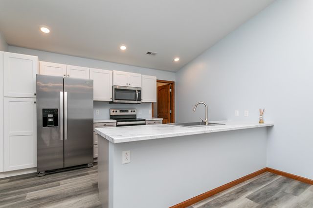 104 MARGARITA CT, Centralia, MO 65240