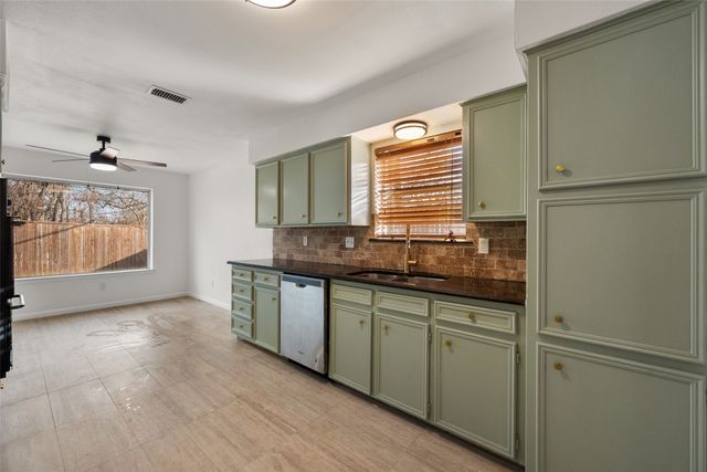 701 Rocky Canyon Road, Arlington, TX 76012