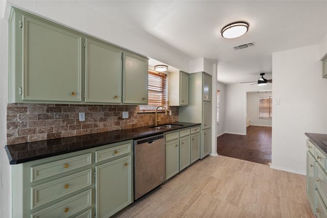 701 Rocky Canyon Road, Arlington, TX 76012