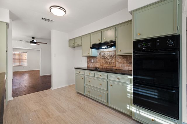 701 Rocky Canyon Road, Arlington, TX 76012