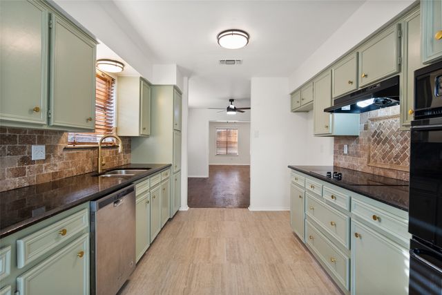 701 Rocky Canyon Road, Arlington, TX 76012