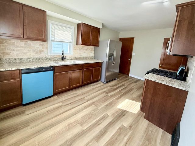 1900 S 95th STREET, Milwaukee, WI 53227