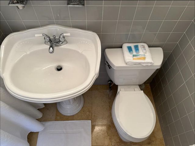 2524 Gulfstream Lane, Fort Lauderdale, FL 33312